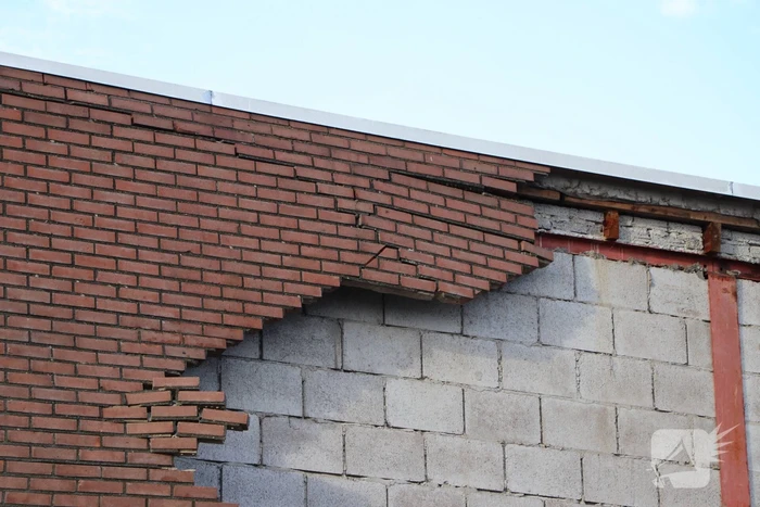 Voertuigen beschadigd na instorten gevel door storm