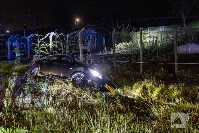Auto belandt in sloot na wilde achtervolging