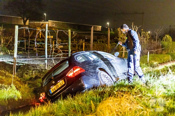 Auto belandt in sloot na wilde achtervolging