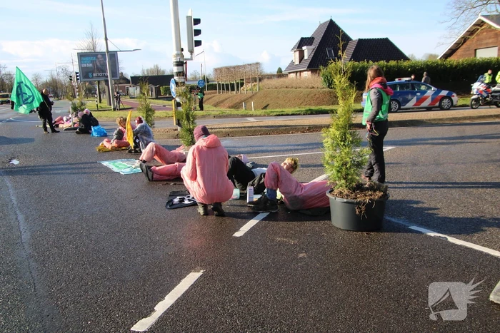 Extinction Rebellion voert actie bij vliegbasis Leeuwarden