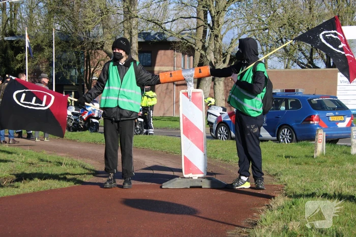 Extinction Rebellion voert actie bij vliegbasis Leeuwarden