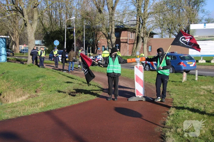 Extinction Rebellion voert actie bij vliegbasis Leeuwarden