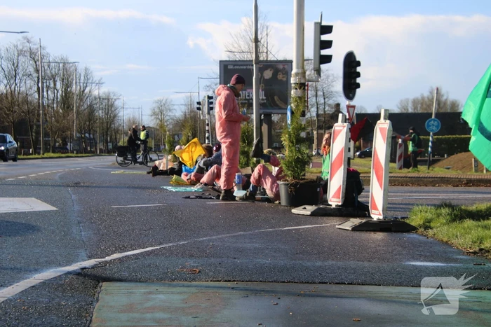Extinction Rebellion voert actie bij vliegbasis Leeuwarden