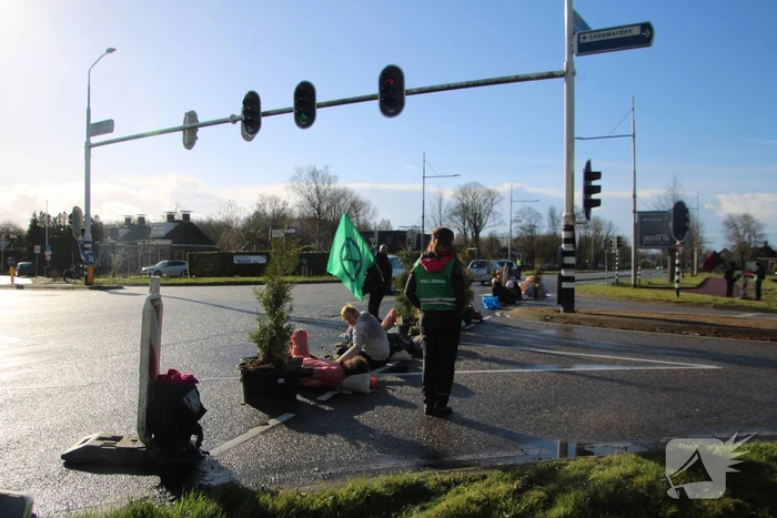 Extinction Rebellion voert actie bij vliegbasis Leeuwarden