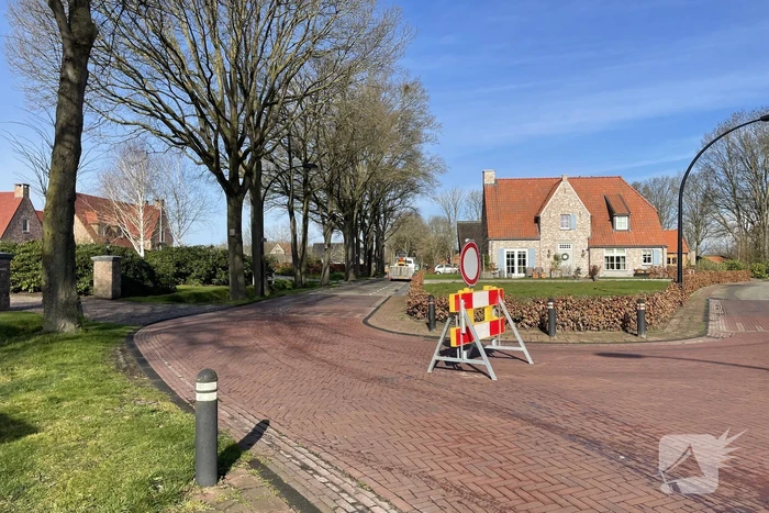 Weg afgesloten door waterleidingbreuk
