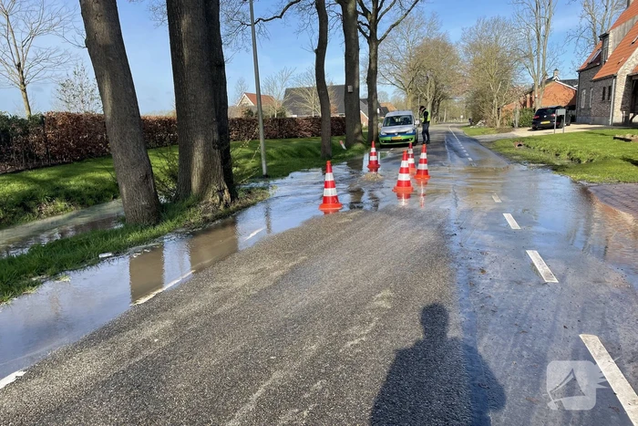 Weg afgesloten door waterleidingbreuk