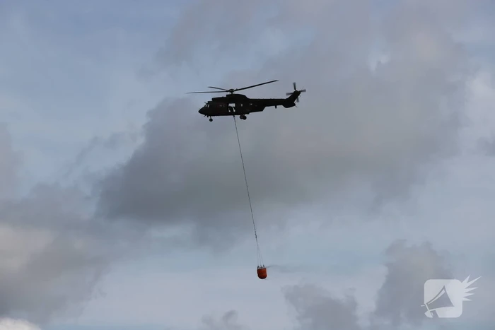Transporthelikopters van de luchtmacht oefenen bij de Eem