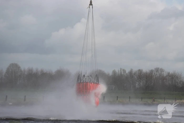 Transporthelikopters van de luchtmacht oefenen bij de Eem