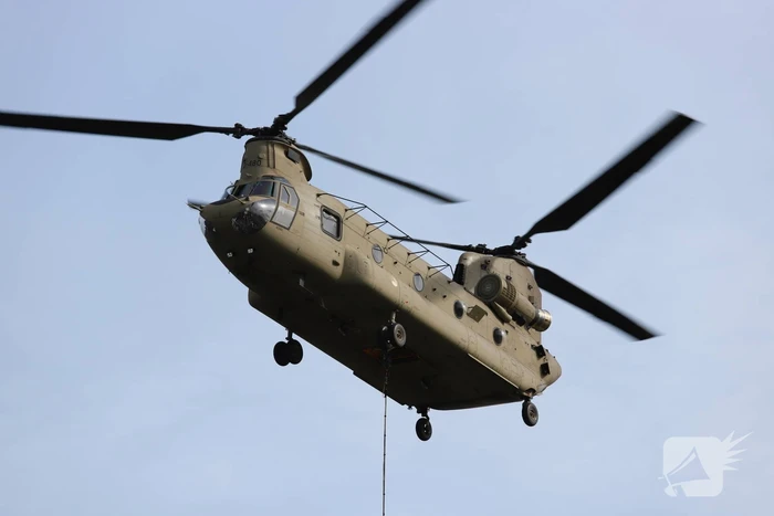 Transporthelikopters van de luchtmacht oefenen bij de Eem