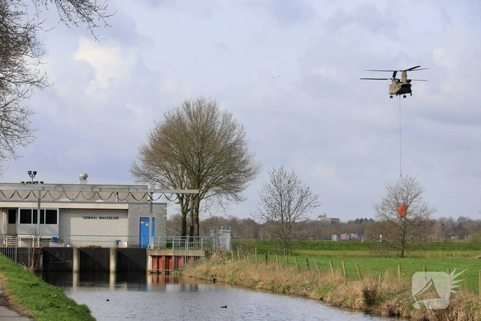Transporthelikopters van de luchtmacht oefenen bij de Eem