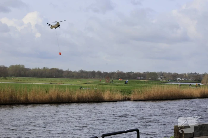 Transporthelikopters van de luchtmacht oefenen bij de Eem