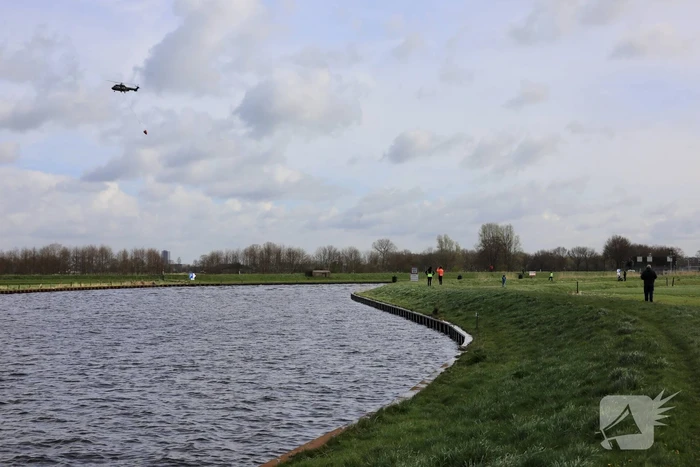 Transporthelikopters van de luchtmacht oefenen bij de Eem