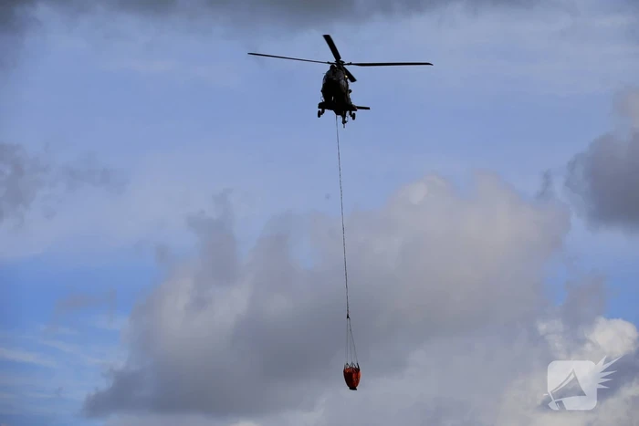 Transporthelikopters van de luchtmacht oefenen bij de Eem