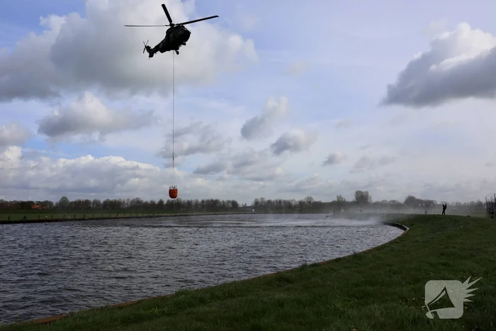 Transporthelikopters van de luchtmacht oefenen bij de Eem