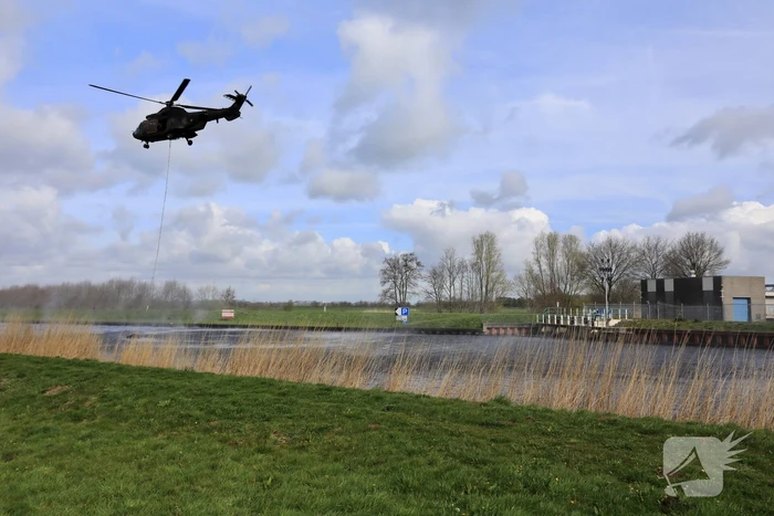 Transporthelikopters van de luchtmacht oefenen bij de Eem