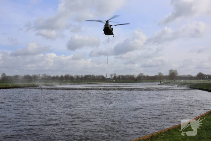 Transporthelikopters van de luchtmacht oefenen bij de Eem