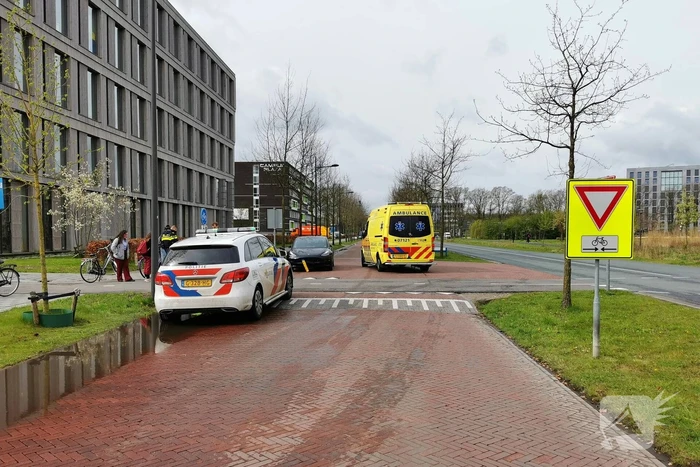 Overstekende fietser aangereden door auto
