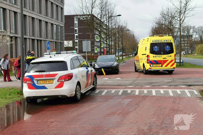 Overstekende fietser aangereden door auto