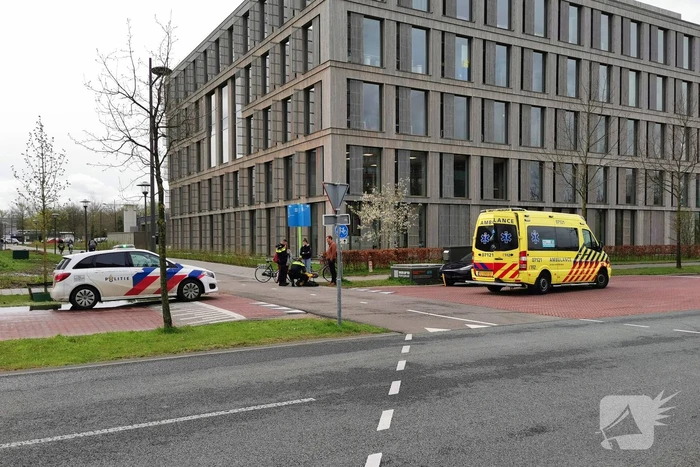 Overstekende fietser aangereden door auto