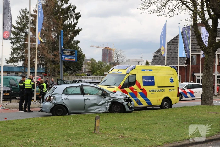 Flinke ravage na aanrijding op kruispunt