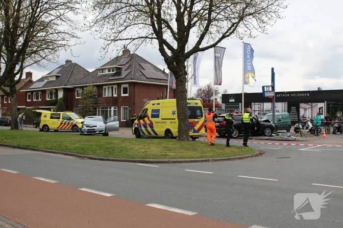 Flinke ravage na aanrijding op kruispunt