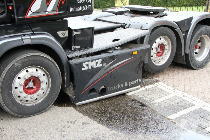 Vrachtwagen verliest dieseltank