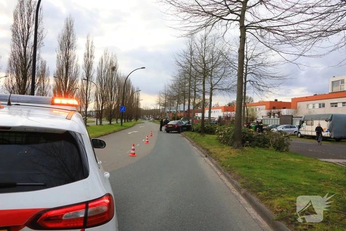 Auto vliegt uit de bocht en botst op boom