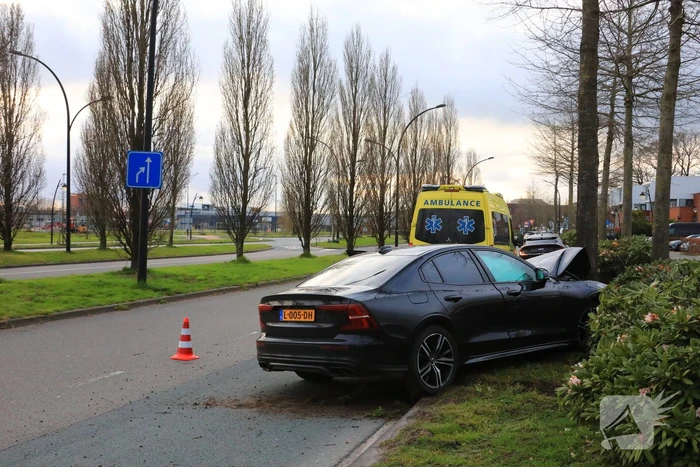 Auto vliegt uit de bocht en botst op boom