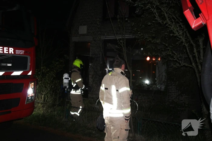 Brandweer blust schoorsteenbrand