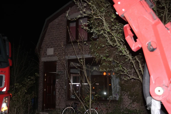 Brandweer blust schoorsteenbrand