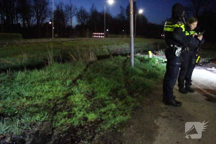 Auto belandt op zijn kant in de sloot