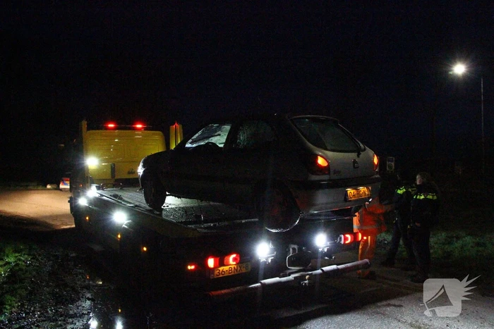 Auto belandt op zijn kant in de sloot