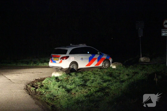 Auto belandt op zijn kant in de sloot