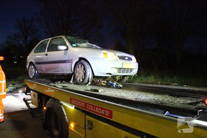 Auto belandt op zijn kant in de sloot