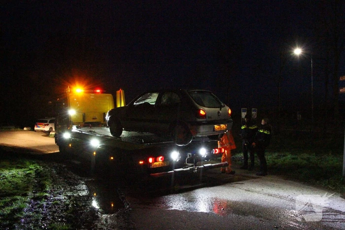 Auto belandt op zijn kant in de sloot
