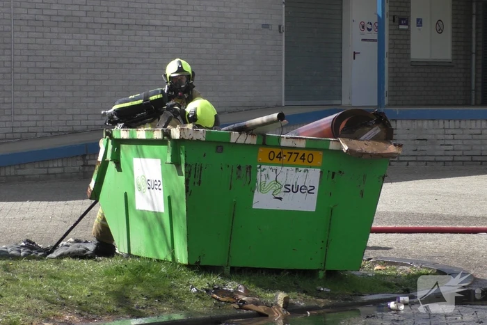 Container met bouwafval in brand