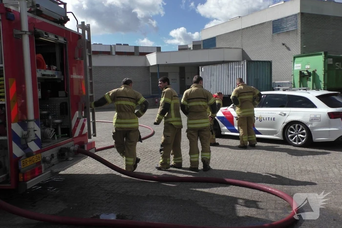 Container met bouwafval in brand