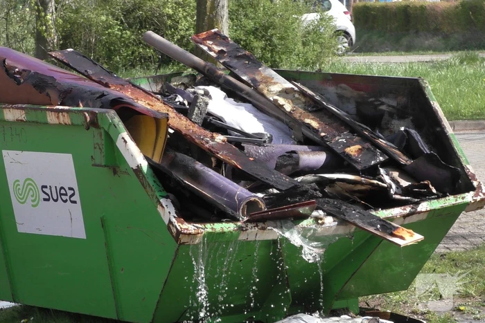 Container met bouwafval in brand