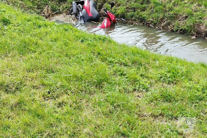 Scooterrijder rijdt sloot in