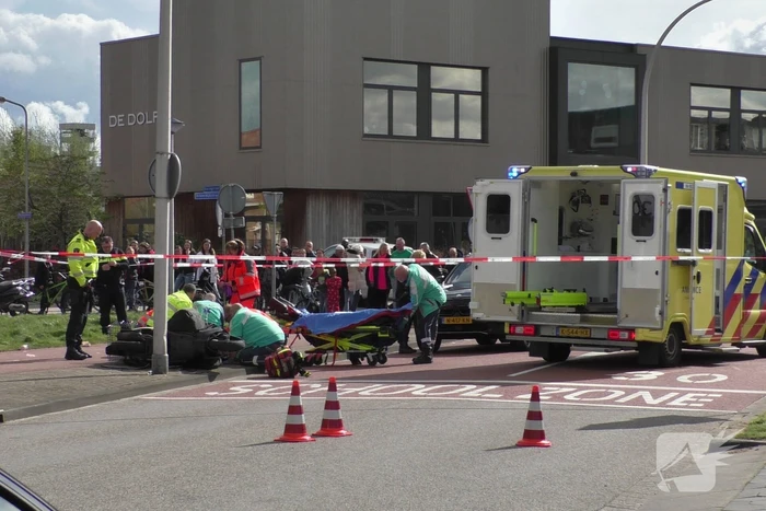 Scooterrijder raakt zwaargewond bij botsing tegen paal