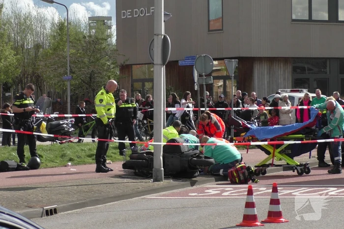 Scooterrijder raakt zwaargewond bij botsing tegen paal