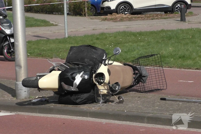 Scooterrijder raakt zwaargewond bij botsing tegen paal