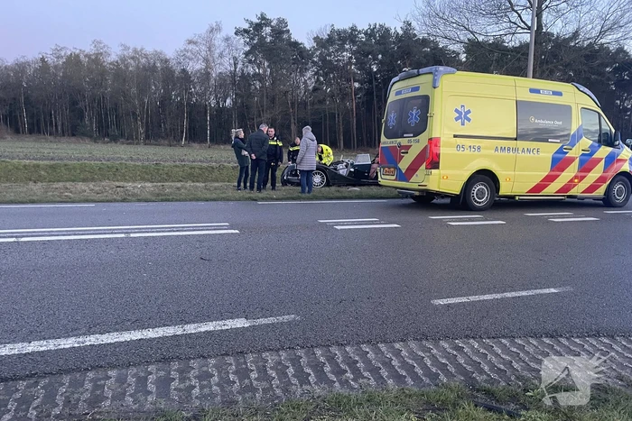 Oldtimer crasht tegen boom