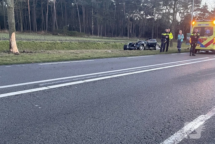 Oldtimer crasht tegen boom
