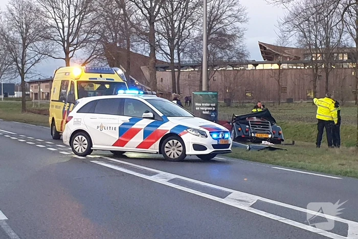 Oldtimer crasht tegen boom