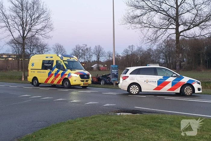 Oldtimer crasht tegen boom