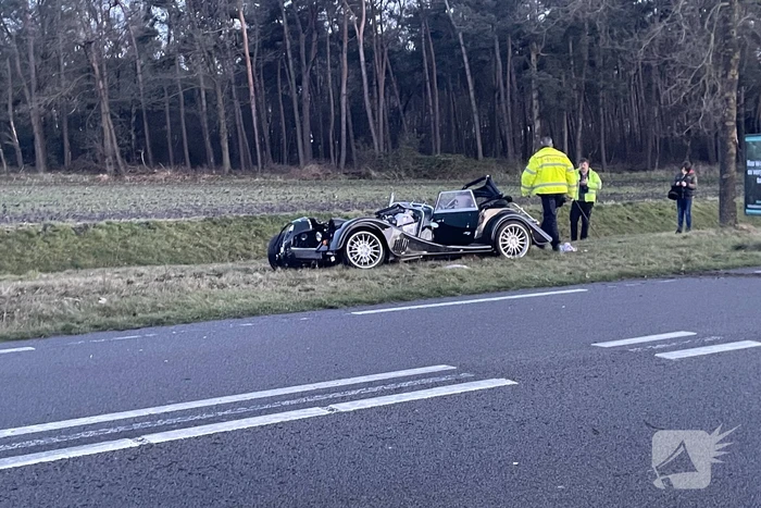 Oldtimer crasht tegen boom