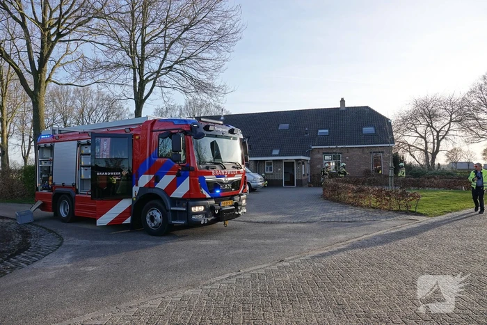 Brandweer veegt schoorsteen na brand