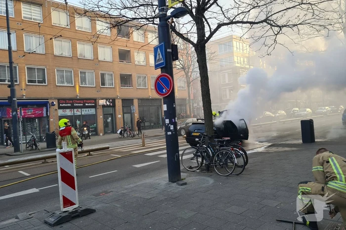 Auto brandt volledig uit