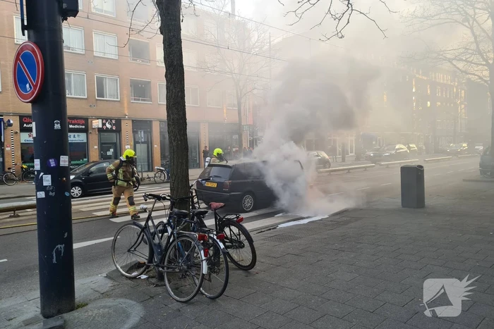 Auto brandt volledig uit